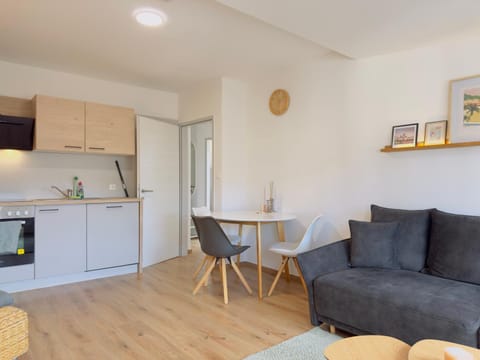 Kitchen or kitchenette, Living room, Seating area, Dining area