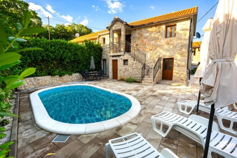 Property building, Patio, Natural landscape, Garden, Garden view, Pool view, Swimming pool, sunbed