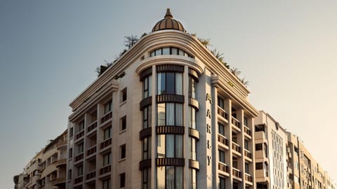 Property building, Facade/entrance, Off site, Day, City view