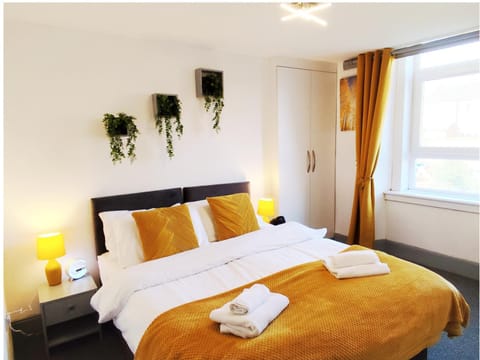 Bed, TV and multimedia, Bedroom