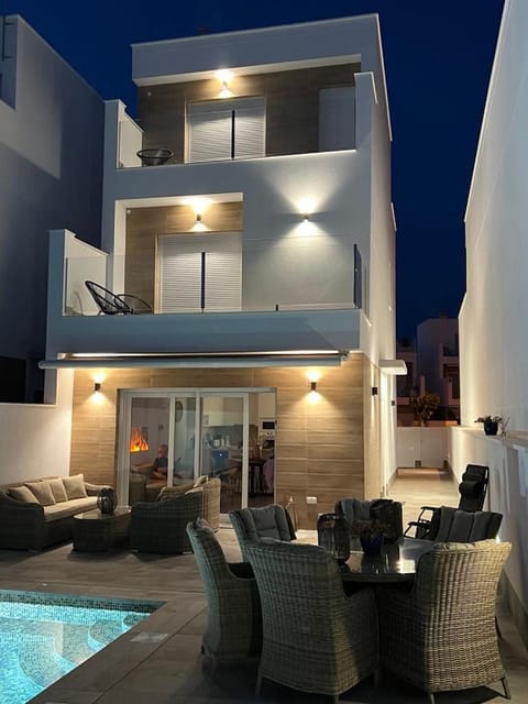 Property building, Balcony/Terrace, Pool view, Swimming pool