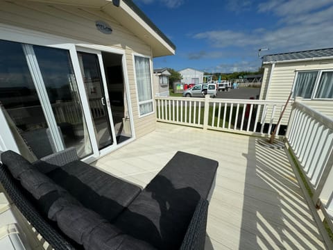 Property building, Day, Balcony/Terrace, Seating area, pet friendly