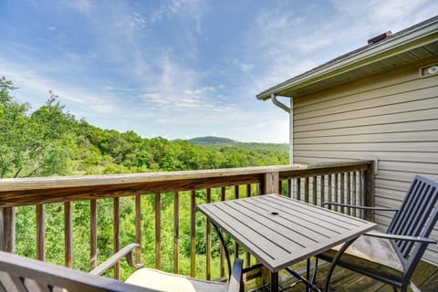 Mtn-View Gem with Hot Tub Access Branson Condo Apartment in Branson