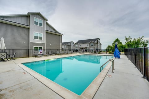 Mtn-View Gem with Hot Tub Access Branson Condo Apartment in Branson