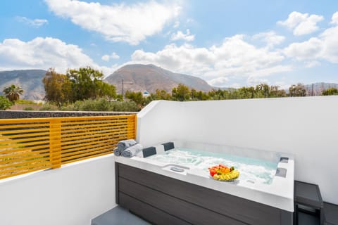 Day, Natural landscape, Hot Tub, View (from property/room), Balcony/Terrace, Mountain view