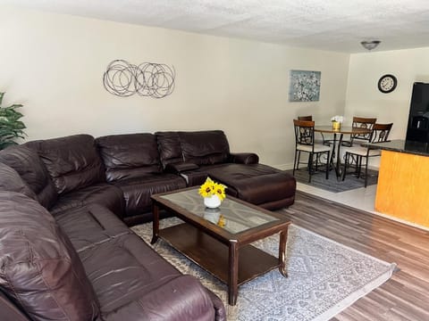 Peaceful 2bed,1bath condo with free parking all yours to enjoy Apartment in Fresno