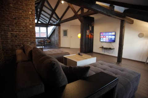 Communal lounge/ TV room, TV and multimedia, Living room, Seating area, Evening entertainment