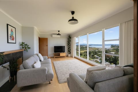 Natural landscape, TV and multimedia, Living room
