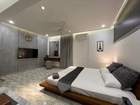 Bed, TV and multimedia, Photo of the whole room, Bedroom