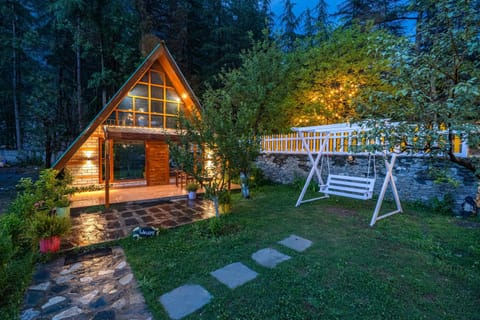 Property building, Patio, Spring, Day, Natural landscape, Garden, Garden view