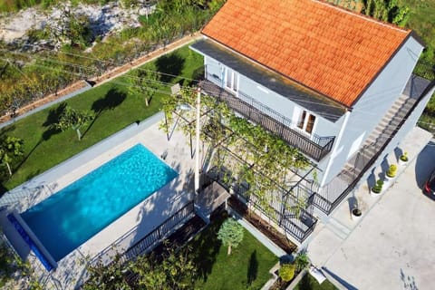 Property building, Bird's eye view, Swimming pool