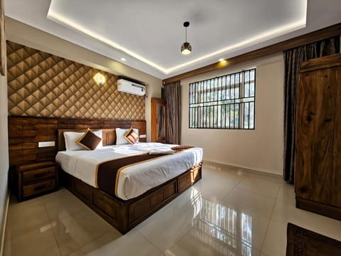 Bed, Photo of the whole room, Bedroom, Quiet street view, air conditioner