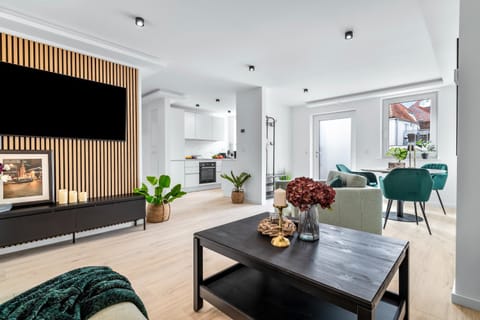 TV and multimedia, Living room, Seating area, Dining area