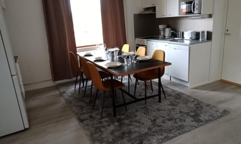 Coffee/tea facilities, Kitchen or kitchenette, Seating area, Dining area, toaster, kitchen