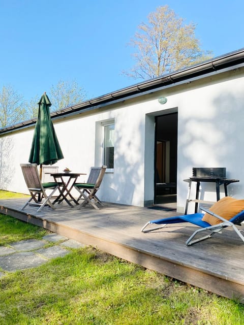 Property building, Garden, Seating area, Dining area, Garden view, sunbed