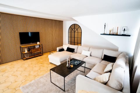 TV and multimedia, Living room, Seating area, Evening entertainment