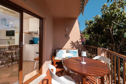 View (from property/room), Balcony/Terrace, Living room, Seating area, Dining area