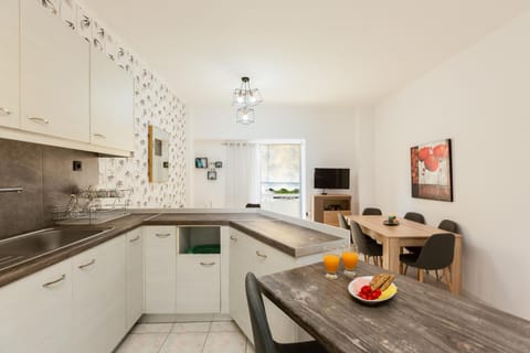 Kitchen or kitchenette, Dining area