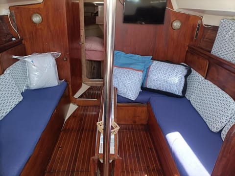 Shower, Activities, Casino, Minigolf, Nightclub / DJ, Living room, Seating area, Beach, On site, Sea view, Entertainment, Sunset, storage, towels, washing machine, air conditioner