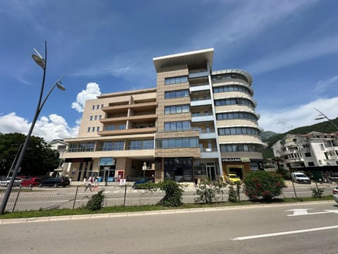 Property building, Day, Neighbourhood, City view, Mountain view, Street view, Location, Parking
