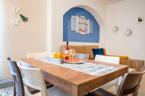 Living room, Food and drinks, Dining area