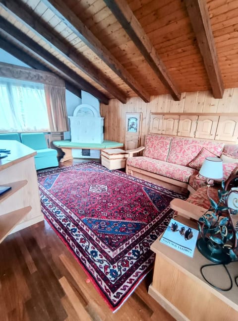 Living room, Seating area, fireplace