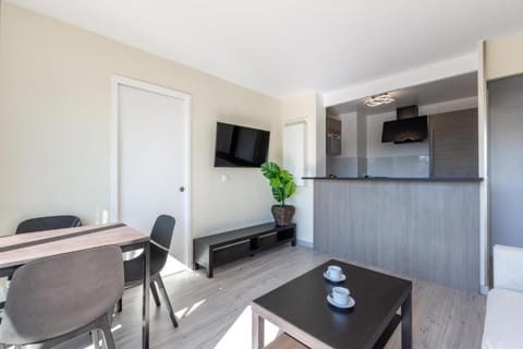 Communal lounge/ TV room, TV and multimedia, Kitchen or kitchenette, Living room, Seating area, Dining area