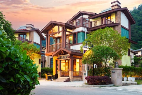 Property building, Spring, Day, Neighbourhood, Garden, Garden view, Street view
