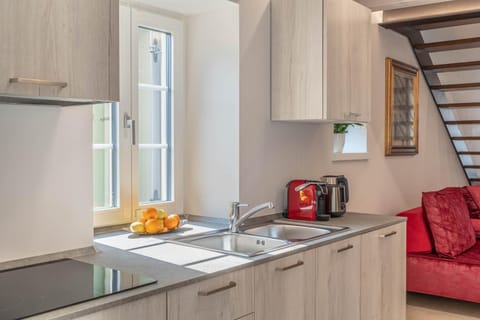 Coffee/tea facilities, Kitchen or kitchenette, stove, toaster