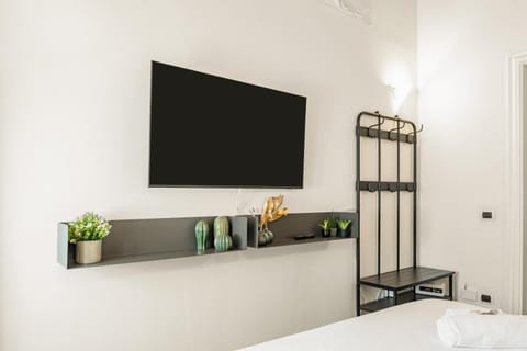 Bed, TV and multimedia, Bedroom