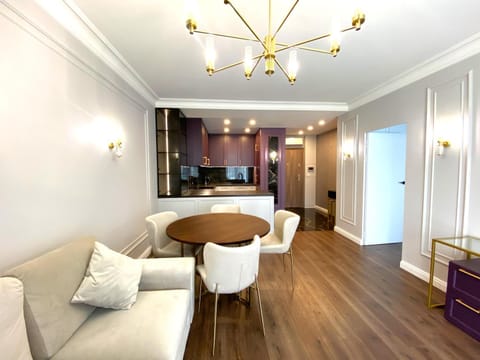 Kitchen or kitchenette, Living room, Seating area, Dining area