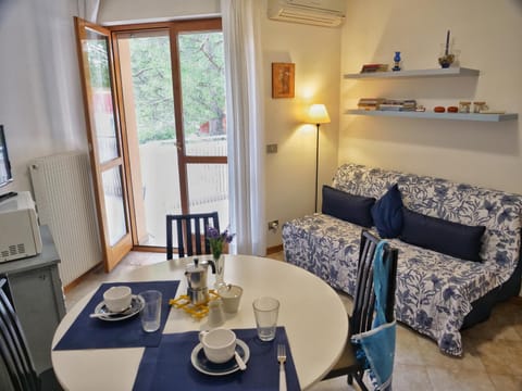 Coffee/tea facilities, Living room, Dining area