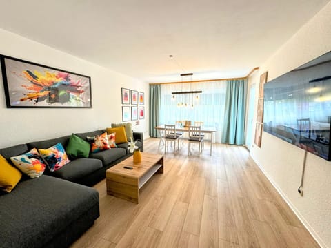 TV and multimedia, Living room, Seating area, Dining area