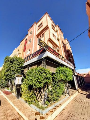 Property building, Restaurant/places to eat, Breakfast