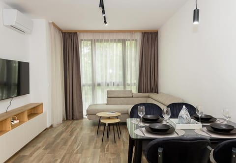Communal lounge/ TV room, TV and multimedia, Living room, Seating area, Dining area, Evening entertainment, air conditioner