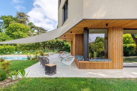 Souvenirs architect's house with pool and garden Villa in Tassin-la-Demi-Lune