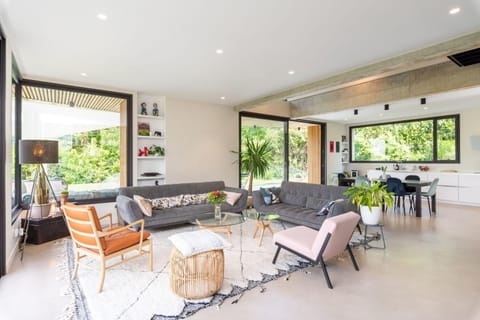 Souvenirs architect's house with pool and garden Villa in Tassin-la-Demi-Lune