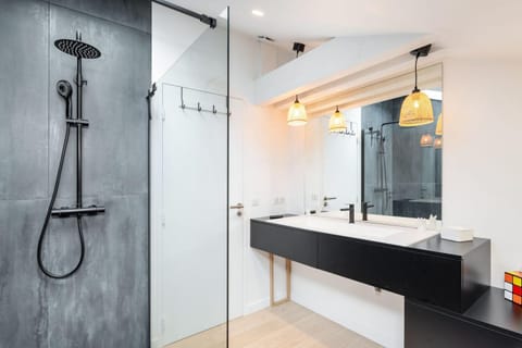 Souvenirs architect's house with pool and garden Villa in Tassin-la-Demi-Lune