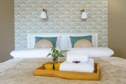 Bed, Bedroom, towels