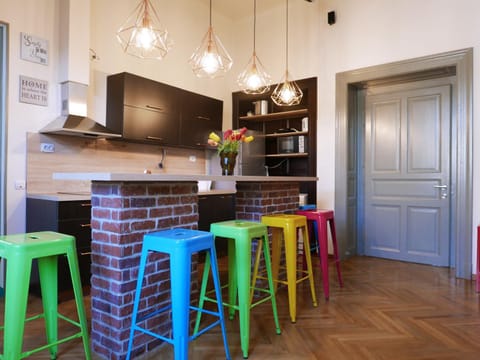 TV and multimedia, Kitchen or kitchenette, Dining area, stove, washing machine
