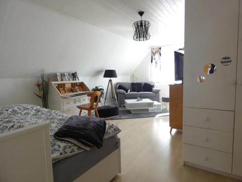 Bed, TV and multimedia, Balcony/Terrace, Living room, Photo of the whole room, Seating area, Bedroom