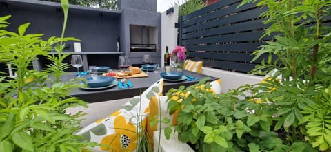 Patio, Day, BBQ facilities, Garden, Garden, Balcony/Terrace, Food and drinks, Seating area, Dining area, Food, Garden view