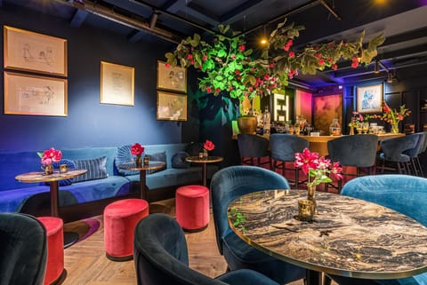 Restaurant/places to eat, Lounge or bar