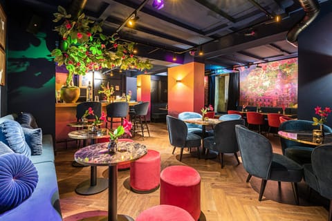 Restaurant/places to eat, Lounge or bar