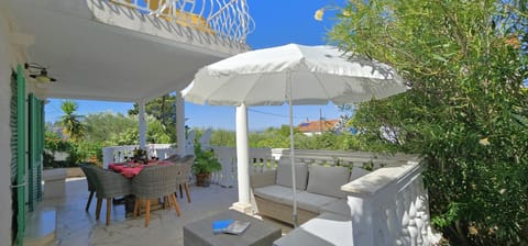 Seating area, Dining area, Garden view