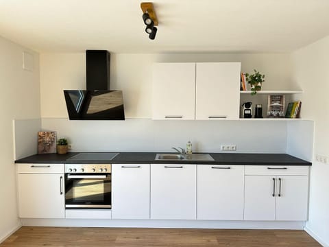 Coffee/tea facilities, Kitchen or kitchenette, dishwasher, microwave, minibar, oven, stove