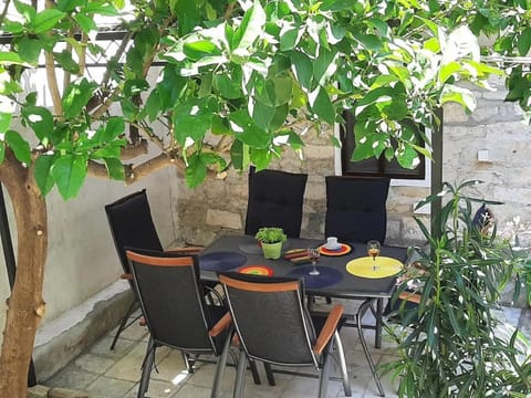 Patio, Spring, Day, Garden, Seating area, Dining area, Garden view