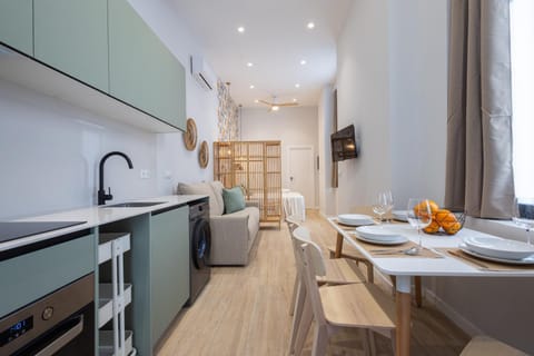 TV and multimedia, Kitchen or kitchenette, Living room, Dining area, oven, pet friendly, stove, washing machine