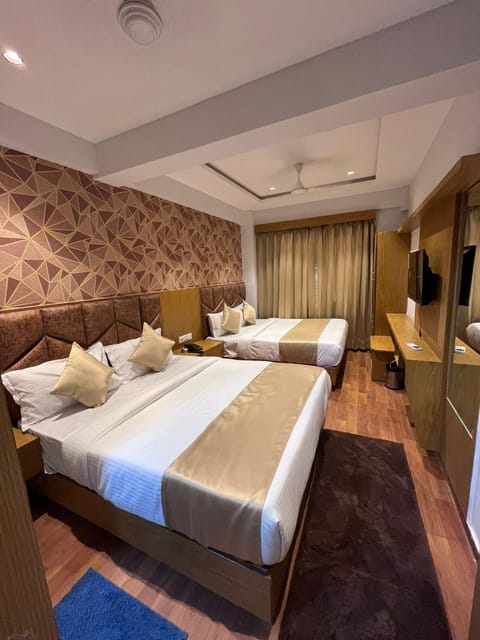 Bed, TV and multimedia, Photo of the whole room, Bedroom