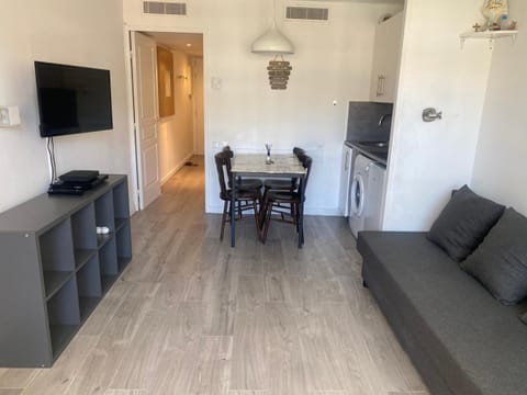 Communal lounge/ TV room, TV and multimedia, Kitchen or kitchenette, Living room, Seating area, Dining area